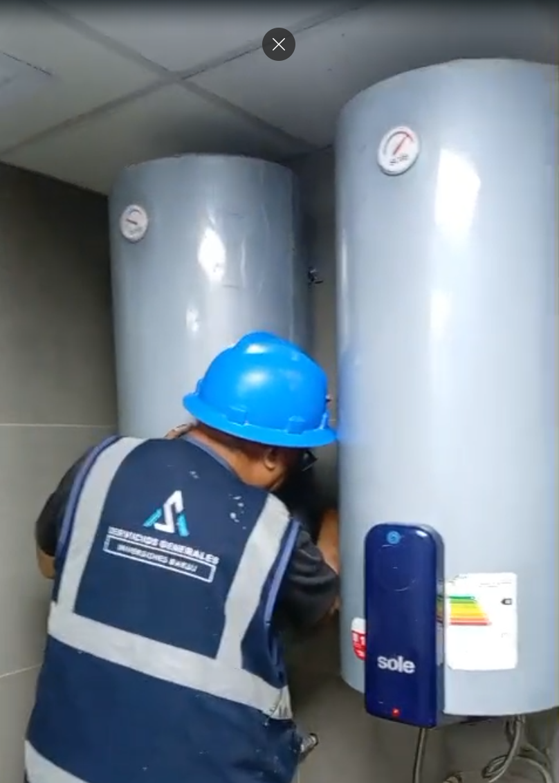 Técnico de Inversiones Baruj con casco de seguridad azul trabajando en terma Sole